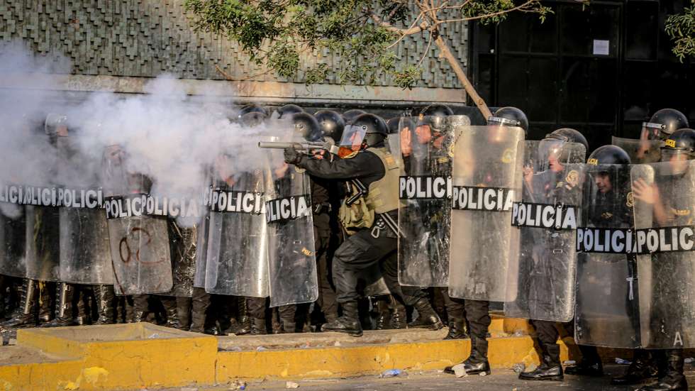 epa10416747 Police officers confront demonstrators during the so-called 'Takeover of Lima' protest in Lima, Peru, 19 January 2023. The great national march called 'Takeover of Lima' has triggered a series of protest actions in different parts of the country. The protesters demand the resignation of Boluarte and the closure of Congress, as well as the calling of general elections for this year and a constituent assembly.  EPA/STR