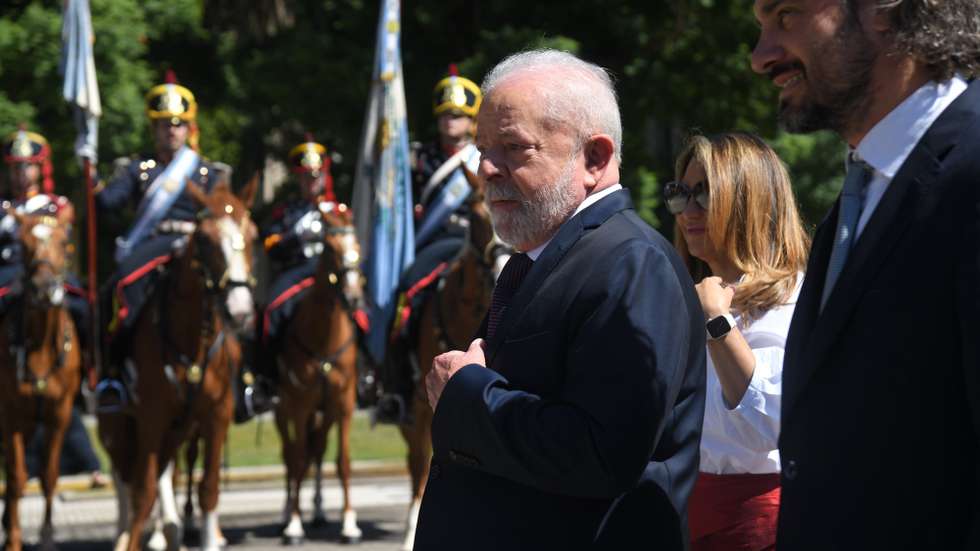 epa10424901 Brazil's President Luiz Inacio Lula da Silva (C), his wife Janja (2-R) and the Argentine Foreign Minister Santiago Cafiero (R) attend an event in Buenos Aires, Argentina, 23 January 2023. Lula participated in a floral offering at the monument to the liberator Jose de San MartÃ­n (1778-1850), in Buenos Aires, as part of his first visit to Argentina since he assumed his third mandate on 01 January 2023.  EPA/ENRIQUE GARCIA MEDINA