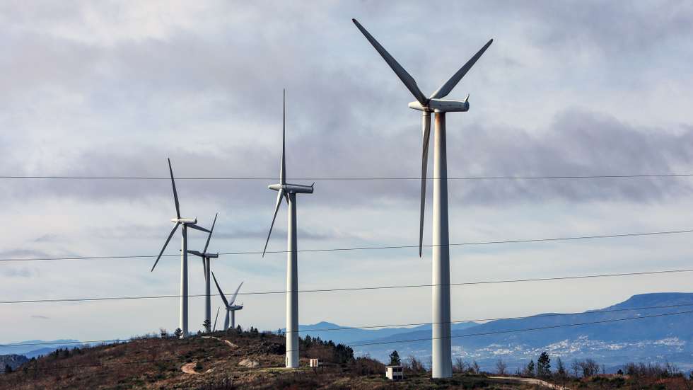 Primeiro parque misto de produção de energias renováveis, que combina aerogeradores com painéis solares, Santo Estêvão, Sabugal, 12 de janeiro de 2023. A EDP Renováveis (EDPR) anunciou hoje a ligação à rede do seu primeiro projeto híbrido a nível global e o primeiro da Península Ibérica, no Sabugal, que combina produção de energia eólica e solar num único local. MIGUEL PEREIRA DA SILVA/LUSA