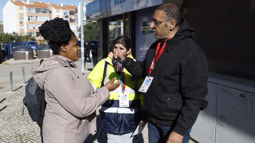 Ineida Maria Barroso recebe a chave da sua nova casa no Seixal, 25 de janeiro de 2023. Ineida chegou a Portugal há quase 10 anos, parte deles vividos no bairro da Jamaica, no Seixal, uma morada que pertence ao passado porque a partir de hoje, com um programa de realojamento, a sua vida tem um novo começo.(ACOMPANHA TEXTO) ANTÓNIO PEDRO SANTOS/LUSA