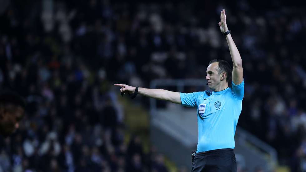 O árbitro João Pinheiro reage durante o jogo da Primeira Liga de Futebol, Boavista vs Desportivo de Chaves, realizado no estádio do Bessa, Porto, 23 de janeiro de 2023. ESTELA SILVA/LUSA