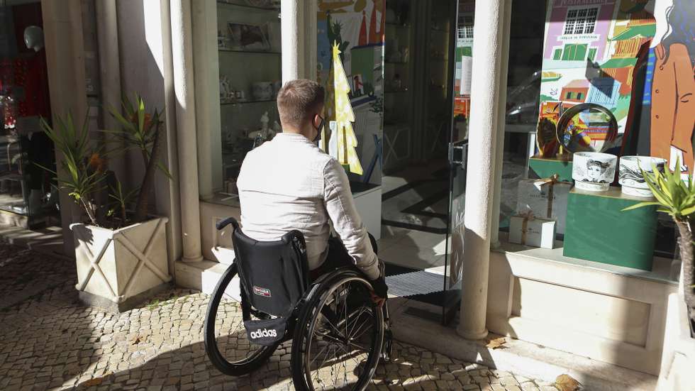 O mentor de Acessibilidades da Associação Salvador, que se descola em cadeira de rodas, durante uma marcha com a porta-voz do PAN, Inês de Sousa Real (ausente da foto), com o  com o intuito de mostrar 'in loco'  as barreiras na cidade, em Lisboa, 03 de dezembro de 2021. ANTÓNIO PEDRO SANTOS/LUSA