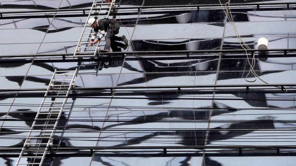 epa08361013 A worker cleans a building, during the quarantine decreed by the Governor of Sao Paulo Joao Doria, to stop the spread of coronavirus, in Sao Paulo, Brazil, 13 April 2020. Sao Paulo is the epicenter of the pandemic in Brazil with around half of the more than 1,000 deaths registered so far.  EPA/FERNANDO BIZERRA