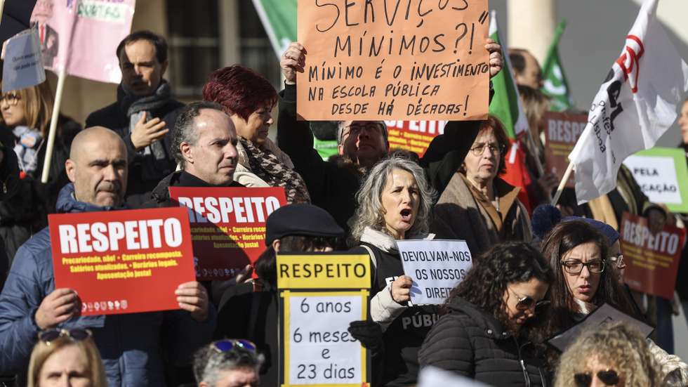 Professores concentrados no largo do Seminário manifestam-se em dia de greve, no âmbito da greve nacional de professores por distritos, em Santarém, 01 de fevereiro de 2023. A greve por distritos convocada por oito organizações sindicais: ASPL - Associação Sindical de Professores Licenciados, Fenprof - Federação Nacional dos Professores, Pró-Ordem dos Professores, SEPLEU - Sindicato dos Educadores e Professores Licenciados, SINAPE - Sindicato Nacional dos Profissionais da Educação, SINDEP, SIPE - Sindicato Independente de Professores e Educadores e SPLIU - Sindicato Nacional dos Professores Licenciados pelos Politécnicos e Universidades, continua caso o ministro da Educação não recue nas intenções manifestadas nas reuniões negociais já realizadas, no que se refere à revisão do regime dos concursos de professores, indo ao encontro das posições assumidas pelos docentes em várias iniciativas de abordagem e sondagem sindical. MIGUEL A. LOPES/LUSA