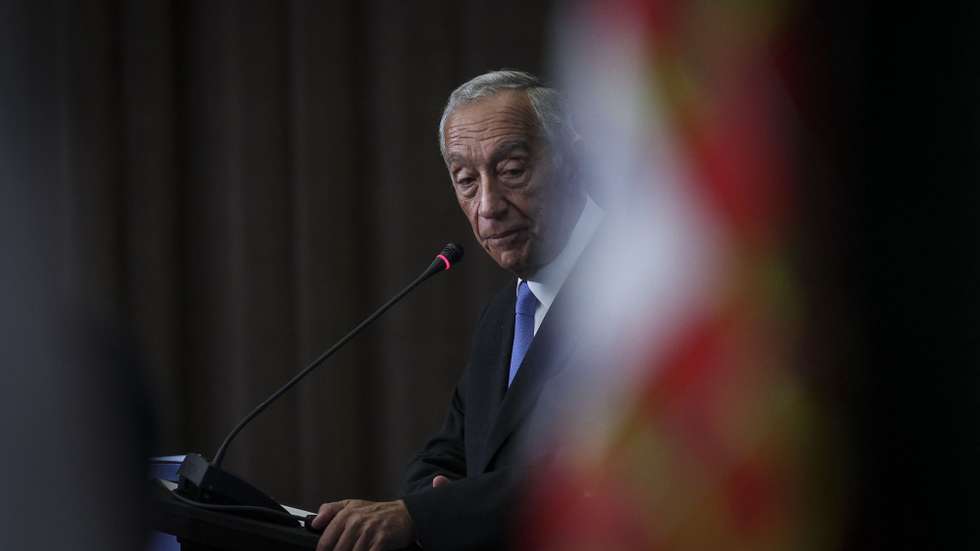 O Presidente da Republica, Marcelo Rebelo de Sousa, usa da palavra durante a entrega do Prémio Vencer o Adamastor, promovido pelo INESC - Instituto de Engenharia de Sistemas e Computadores e Jornal Público, ao investigador do Instituto Superior Técnico, do Instituto de Telecomunicações e da Priberam Labs, Gonçalo Correia (ausente da foto), pelo trabalho “Modelos compactos e transparentes de redes neuronais baseados em representações esparsas”, que visa reduzir o tamanho das redes de inteligência artificial e, com isso, reduzir a pegada ecológica, Lisboa, 01 de fevereiro de 2023.  ANDRÉ KOSTERS/LUSA