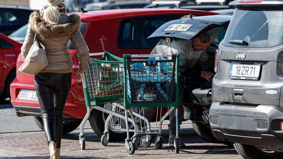 Um cliente arruma as compras no seu veículo num supermercado em Ayamonte, Espanha, 01 de fevereiro de 2023. Os preços mais atrativos continuam a levar portugueses a atravessar a fronteira para fazer compras em supermercados espanhóis, mas a diferença tem-se esbatido e é sentida apenas em alguns produtos, como os de higiene ou detergentes. (ACOMPANHA TEXTO DA LUSA DO DIA 04 DE FEVEREIRO DE 2023). LUÍS FORRA/LUSA