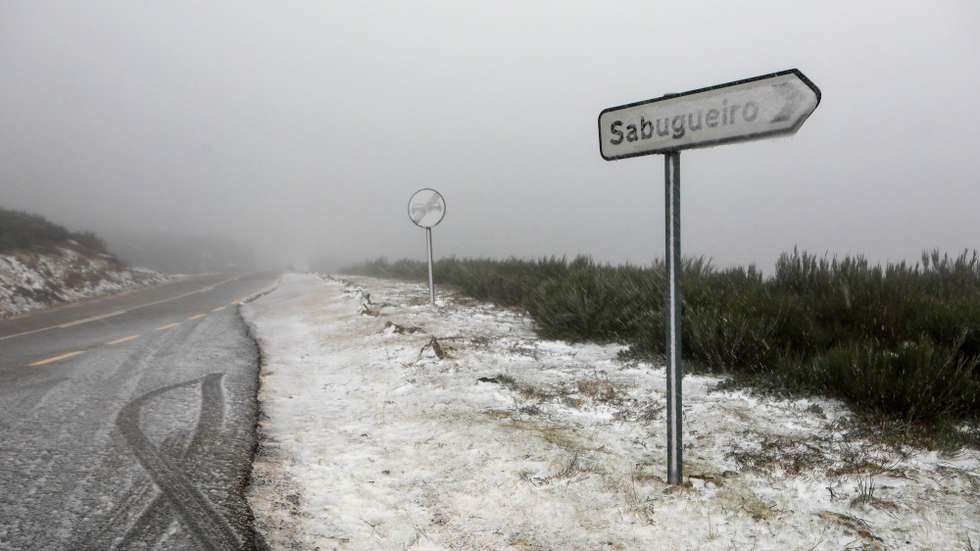 Primeira queda de neve do ano na Serra da Estrela, Gouveia, 17 de janeiro de 2023. MIGUEL PEREIRA DA SILVA/LUSA. Segundo o Comando Sub-Regional de Emergência e Proteção Civil das Beiras e Serra da Estrela, a neve que caiu durante a noite e madrugada levou ao corte dos troços rodoviários números 11 (Piornos - Torre), 12 (Torre – Torre) e 13 (Torre – Lagoa Comprida).