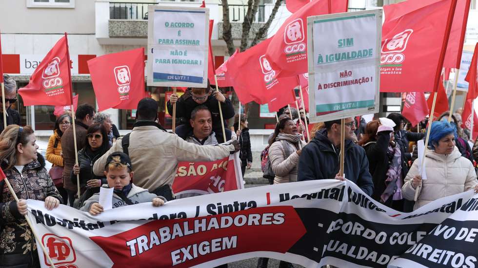 Trabalhadores dos hospitais de Vila Franca de Xira, Amadora-Sintra e Loures, protestam no dia da greve aos turnos da manhã e da tarde, pela contratação de profissionais, 35 horas de trabalho semanal, e igualdade de direitos, frente ao Ministério da Saúde, em Lisboa, 09 de fevereiro de 2023. TIAGO PETINGA/LUSA