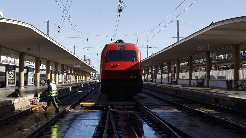 Um funcionário procede a obras de manutenção na Estação de Santa Apolónia no início da greve de trabalhadores maquinistas da CP - Comboios de Portugal, convocada pelo Sindicato Nacional dos Maquinistas dos Caminhos de Ferro Portugueses (SMAQ), até dia 21 de fevereiro, em Lisboa, 09 de fevereiro de 2023. Os trabalhadores exigem aumentos salariais, valorização das carreiras, melhores condições de trabalho e de segurança, humanização das escalas de serviço, horas de refeição enquadradas e redução dos repousos fora da sede; e o reconhecimento e valorização das exigências profissionais e de formação dos maquinistas pelo novo quadro legislativo. ANTÓNIO PEDRO SANTOS/LUSA