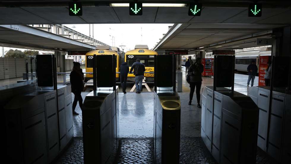 Utentes aguardam por um comboio no início da greve de trabalhadores maquinistas da CP - Comboios de Portugal, convocada pelo Sindicato Nacional dos Maquinistas dos Caminhos de Ferro Portugueses (SMAQ), até dia 21 de fevereiro, na Estação do Cais do Sodré, em Lisboa, 09 de fevereiro de 2023. Os trabalhadores exigem aumentos salariais, valorização das carreiras, melhores condições de trabalho e de segurança, humanização das escalas de serviço, horas de refeição enquadradas e redução dos repousos fora da sede; e o reconhecimento e valorização das exigências profissionais e de formação dos maquinistas pelo novo quadro legislativo. ANTÓNIO PEDRO SANTOS/LUSA