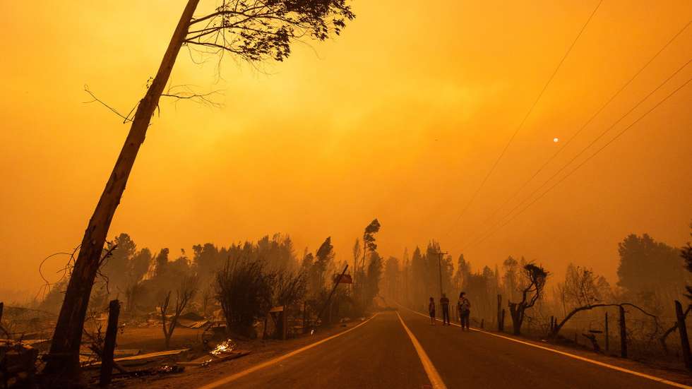 epaselect epa10447558 A view on a yellow sky and smoke during a wild fire near the city of Santa Juana, Chile, 03 February 2023 (Issued 04 February 2023). Chilean regions of Biobio, Nuble and La Araucania are the most affected by fires that have already destroyed more than 45,000 hectares and hundreds homes and have caused evacuations in dozens of municipalities. The fires coincide with a long drought that has lasted for more than thirteen years and with an unprecedented heatwave in the south, with temperatures that can reach 40 degrees Celsius in southern areas in the next few hours.  EPA/PABLO HIDALGO