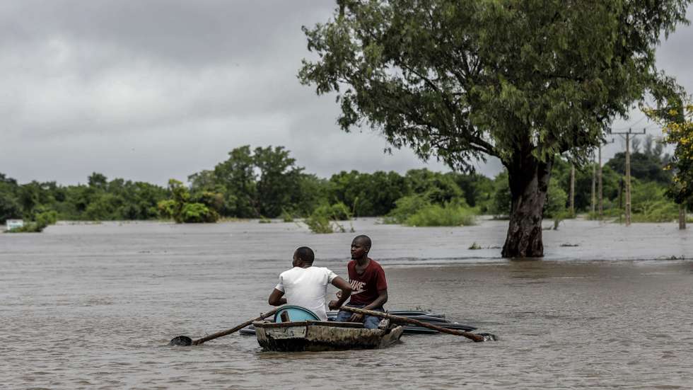 Populares numa embarcação numa área inundada após chuvas desde 07 de Fevereiro em Maputo, Moçambique, 10 de fevereiro de 2023. A chuva intensa que cai na região de Maputo desde quarta-feira já afetou cerca de 14.000 pessoas e desalojou 180 famílias, de acordo com um balanço oficial divulgado hoje pelas autoridades, que mantêm em quatro o número de óbitos. LUÍSA NHANTUMBO/LUSA