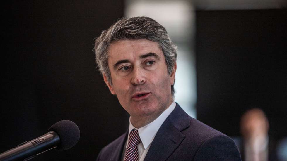 O ministro da Administração Interna, José Luís Carneiro, intervém durante a cerimónia militar comemorativa do Dia da Unidade, organizada pelo Comando Territorial dos Açores, Ponta delgada, Açores, 10 de fevereiro de 2023. EDUARDO COSTA/LUSA