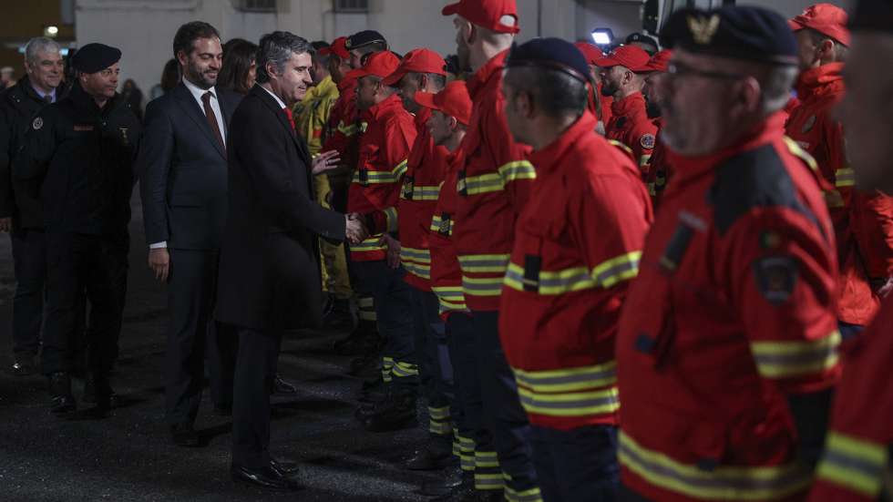 O ministro da Administração Interna, José Luís Carneiro, acompanhado pelo ministro do Ambiente e da Ação Climática, Duarte Cordeiro, comprimenta elementos dos bombeiros durante a partida da Força Operacional Conjunta (FOCON), que vai ajudar a combater os incêndios em curso no Chile, Lisboa, 11 de fevereiro de 2023. Esta FOCON é constituída por 144 operacionais da Autoridade Nacional de Emergência e Proteção Civil (ANEPC), da Força Especial de Proteção Civil (FEPC) da ANEPC, da Guarda Nacional Republicana, do Instituto de Conservação da Natureza e Florestas, das Corporações de Bombeiros da Região de Lisboa e Vale do Tejo e do Instituto Nacional de Emergência Médica. MIGUEL A. LOPES/LUSA