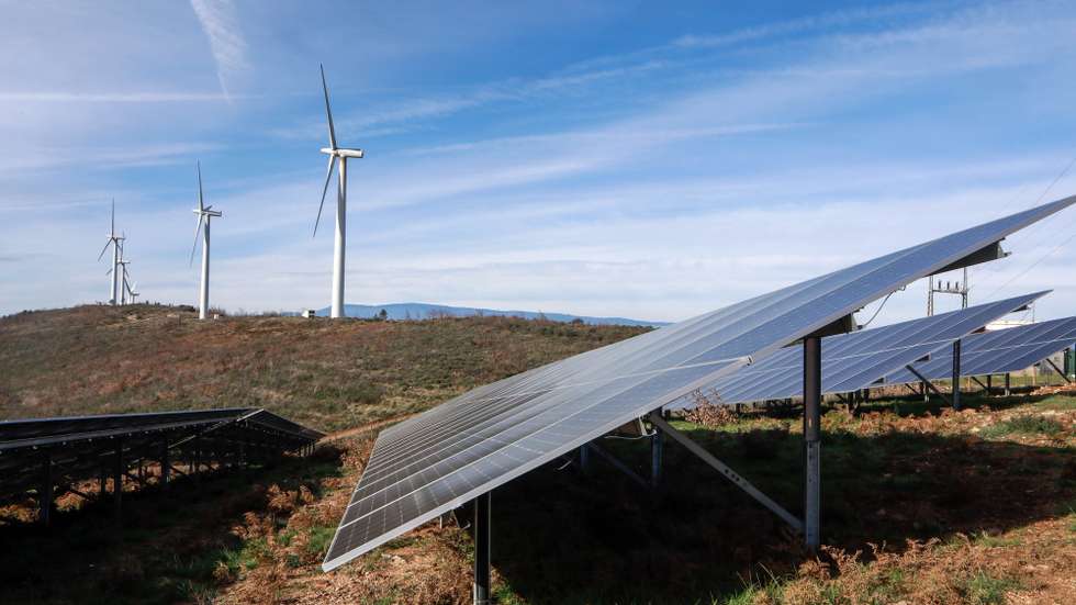 Primeiro parque misto de produção de energias renováveis, que combina aerogeradores com painéis solares, Santo Estêvão, Sabugal, 12 de janeiro de 2023. A EDP Renováveis (EDPR) anunciou hoje a ligação à rede do seu primeiro projeto híbrido a nível global e o primeiro da Península Ibérica, no Sabugal, que combina produção de energia eólica e solar num único local. MIGUEL PEREIRA DA SILVA/LUSA