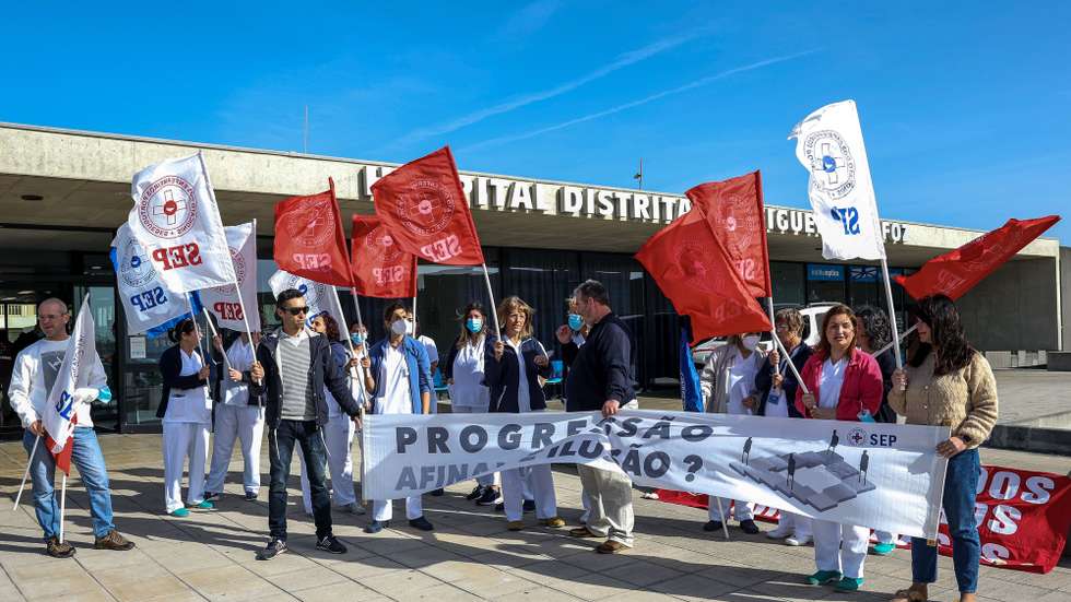Concentração de enfermeiros do hospital da Figueira da Foz, convocada pelo SEP - Sindicato dos Enfermeiros Portugueses para exigir o pagamento de retroativos e a contabilização de pontos, junto ao Hospital Distrital da Figueira da Foz, 15 de fevereiro de 2023. PAULO NOVAIS/LUSA