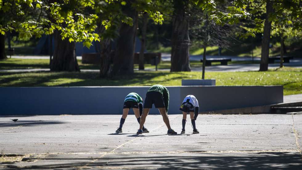 Um homem e duas crianças fazem exercício, no parque da Quinta das Conchas, em Lisboa, 28 de março de 2020. Portugal regista hoje 100 mortes associadas à covid-19, mais 24 do que na sexta-feira, enquanto o número de infetados subiu 902, para 5.170, segundo o boletim epidemiológico da Direção-Geral da Saúde (DGS). ACOMPANHA TEXTO DO DIA 28 DE MARÇO DE 2020. JOSÉ SENA GOULÃO/LUSA