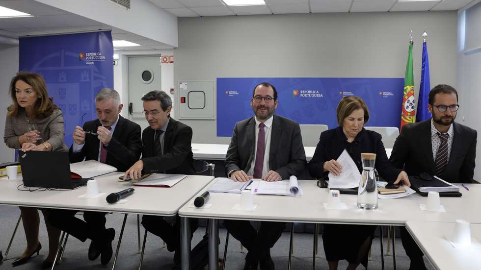 O ministro da Educação, João Costa (C-D), ladeado pelo secretário de Estado da Educação António Leite (C-E), preside à reunião com os sindicatos dos professores, no Ministério da Educação, em Lisboa, 17 de fevereiro de 2023. A reunião incide sobre um novo regime de concursos, mas também outras matérias que têm estado no centro das reivindicações dos professores, como a contagem integral do tempo de serviço. MANUEL DE ALMEIDA/LUSA