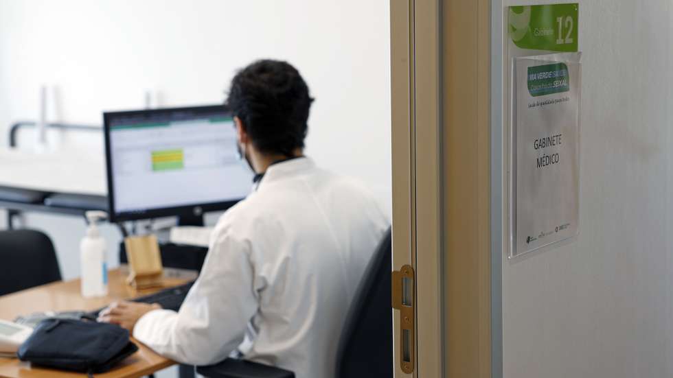 Reportagem sobre a medida Via Verde, que permite aos utentes sem médico de família marcar de véspera, pelo telefone, uma consulta e serem atendidos por elementos de uma equipa composta por médicos, enfermeiros e assistentes, no Centro de Saúde de Corroios, em Almada, 26 de janeiro de 2023. (ACOMPANHA TEXTO DO DIA 06 FEVEREIRO 2023)  ANTÓNIO PEDRO SANTOS/LUSA