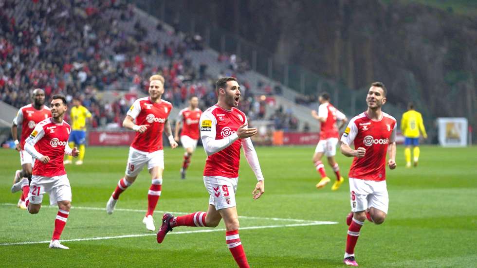 Abel Ruiz (C) do Sporting de Braga celebra um golo contra o Arouca durante o jogo da 21ª jornada a contar para a Primeira Liga de Futebol realizado no Estádio Municipal de Braga, 19 de fevereiro de 2023. HUGO DELGADO/LUSA