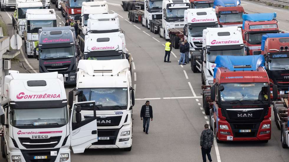 Paralização de transportadores rodoviários de contentores que operam no porto de Leixões em Matosinhos, 22 de fevereiro de 2023. Esta ação de protesto decorre até ao dia 24 de fevereiro. JOSÉ COELHO/LUSA