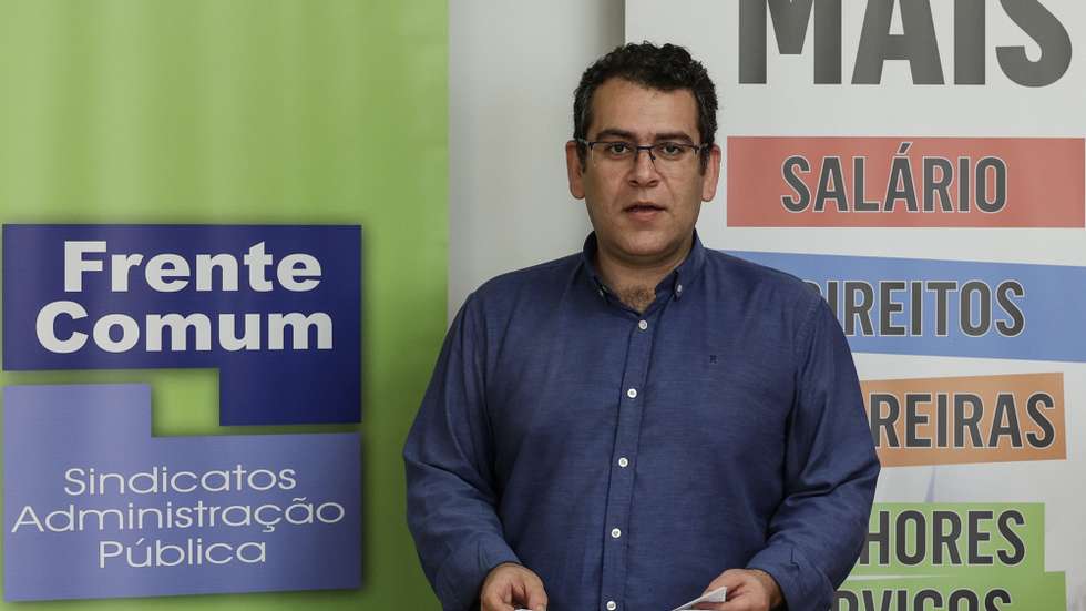 O coordenador da Frente Comum, Sebastião Santana, durante a conferência de imprensa para apresentar o desenvolvimento da luta dos trabalhadores da Administração Pública e que decorreu na sede da Federação Nacional dos Sindicatos dos Trabalhadores em Funções Públicas e Sociais, em Lisboa, 23 de fevereiro de 2023. A Frente Comum convocou uma greve nacional para o próximo dia 17 de março de 2023. ANTÓNIO COTRIM/LUSA