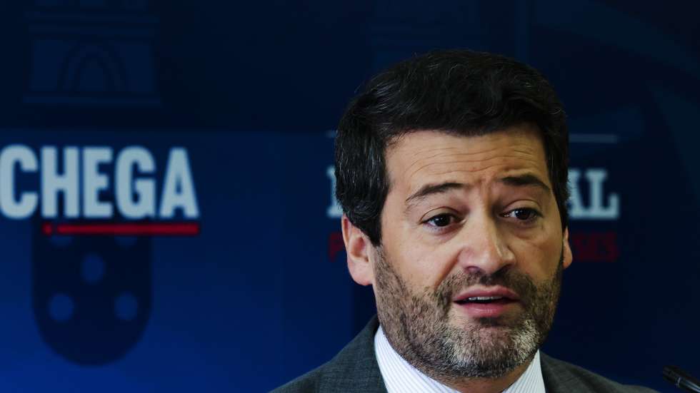 O presidente do CHEGA, André Ventura, durante a conferência de imprensa sobre noticias ontem avançadas relativamente ao ministro das Finanças, Fernando Medina, na sede do partido, em Lisboa, 21 de fevereiro de 2023. MANUEL ALMEIDA/LUSA