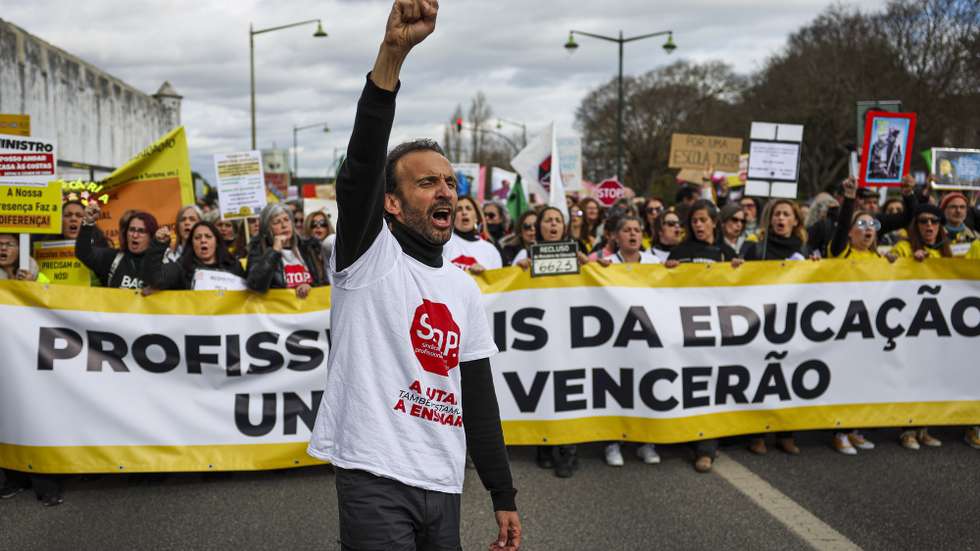 O coordenador do Sindicato de Todos os Profissionais da Educação (STOP), André Pestana, durante a 3ª Marcha Nacional pela Escola Pública e em defesa do direito à Greve, entre o Palácio de Justiça e a residência oficial do primeiro-ministro, em Lisboa, 25 de fevereiro de 2023. JOSÉ SENA GOULÃO/LUSA