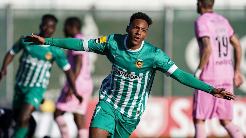 O jogador Rio Ave FC Fábio Ronaldo festeja após marcar um golo, durante o jogo da Primeira Liga de futebol entre o Rio Ave FC e o GD Chaves, disputado no Estádio dos Arcos, em Vila do Conde, 26 de fevereiro de 2023. HUGO DELGADO/LUSA