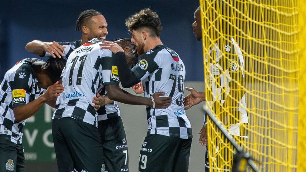 Os jogadores do Boavista FC festejam a marcação de um golo, durante o jogo da Primeira Liga de futebol entre o FC Paços de Ferreira vs Boavista FC, disputado no Estádio Capital do Móvel, em Paços de Ferreira, 26 de fevereiro de 2023. RUI MANUEL FARINHA/LUSA