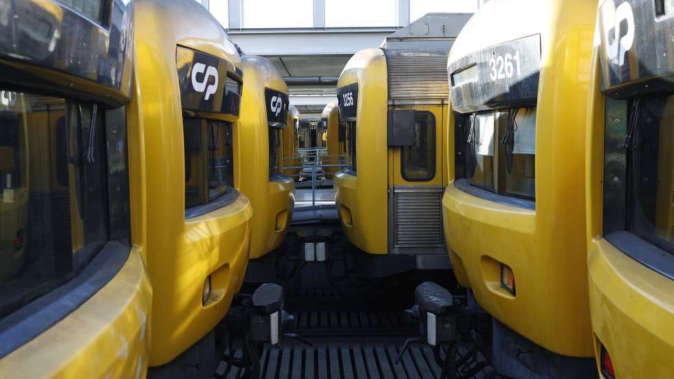 epa10456837 Trains at Santa Apolonia Station at the beginning of a strike by train drivers working for CP - Comboios de Portugal, called by the SMAQ union in Lisbon, Portugal, 09 February 2023. The strike is planned to run until 21 February. The workers demand salary increases, career improvements, better working and safety conditions, humanization of service scales, framed meal hours and reduction of rest periods away from headquarters, and the recognition and valorization of the professional and training requirements of train drivers by the new legislative framework.  EPA/ANTONIO PEDRO SANTOS