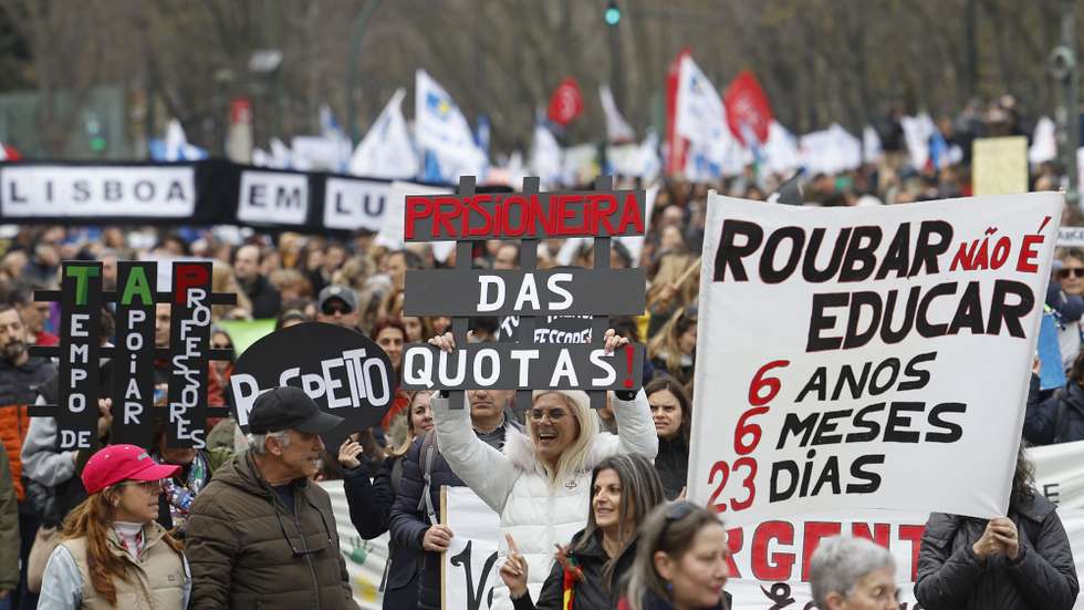 Professores protestam pela defesa da sua profissão, entre o Marquês de Pombal e o Terreiro do Paço, durante uma manifestação organizada por nove estruturas sindicais, em Lisboa, 11 de fevereiro de 2023. As reivindicações passam pela recuperação integral do tempo de serviço, o fim das vagas para o 5.º e 7.º escalões da carreira, um regime específico de aposentação, a eliminação das quotas na avaliação, alterações ao regime de mobilidade por doença, atualização salarial, apoios às deslocações, regulação dos horários e desburocratização da profissão. ANTÓNIO PEDRO SANTOS/LUSA