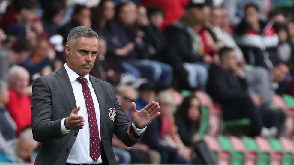 O treinador do CS Marítimo, José Gomes, reage durante o jogo da Primeira Liga de futebol entre o CS Marítimo e o CD Santa Clara, disputado no Estádio do Marítimo, no Funchal, ilha da Madeira, 25 de fevereiro de 2023. HOMEM DE GOUVEIA/LUSA