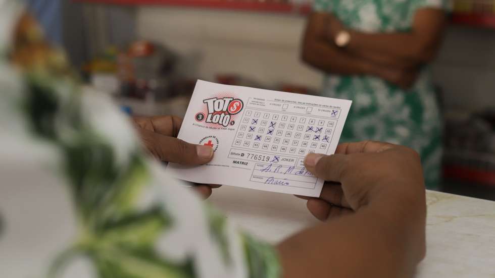 Um popular faz o registo de uma aposta no jogo Totoloto num estabelecimento comercial na cidade da Praia, ilha de Santiago, Cabo Verde, 01 de março de 2023. A Cruz Vermelha de Cabo Verde (CVCV) prevê para ainda no primeiro semestre a conclusão do processo de informatização dos jogos sociais, esperando uma “revolução” com aumento de apostadores e de receitas, disse hoje o presidente da instituição. (ACOMPANHA TEXTO DA LUSA DO DIA 06 DE MARÇO DE 2023). ELTON MONTEIRO/LUSA