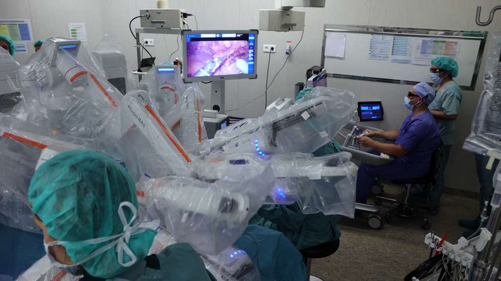 O serviço de Urologias do Hospital de Santo António, pelo programa de cirurgia robótica do Centro Hospitalar Universitário de Santo António (CHUdSA), começou hoje a realizar cirurgia assistida por robot, um tipo de operação que diminui o tempo de internamento, reduz as taxas de complicações e de infeções e aumenta a precisão do cirurgião, no Porto, 06 de março 2023. (ACOMPANHA TEXTO). ESTELA SILVA/LUSA
