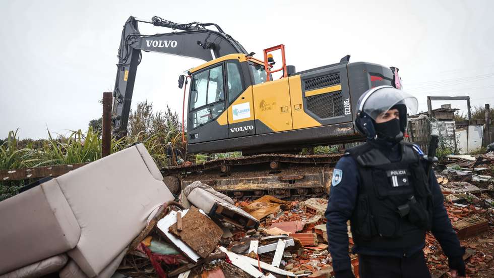 Uma máquina pesada procede à demolição de oito construções ilegais no bairro do Talude, no Catujal, em Loures, 06 de março de 2023. A Câmara Municipal de Loures avançou que as demolições de oito construções ilegais no bairro do Talude, no Catujal, vão realizar-se hoje e que as oito famílias têm os seus casos analisados pela Segurança Social para um abrigo de emergência. RODRIGO ANTUNES/LUSA