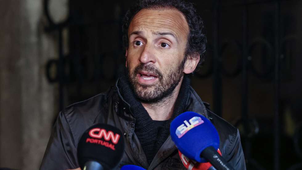 O coordenador do Sindicato de Todos os Profissionais de Educação (STOP), André Pestana, fala aos jornalistas durante uma conferência de imprensa onde abordou os serviços mínimos aplicados às greves dos profissionais da educação e a reunião com o Ministério da Educação agendada para 09 de março, em Coimbra, 6 de março de 2023. PAULO NOVAIS/LUSA