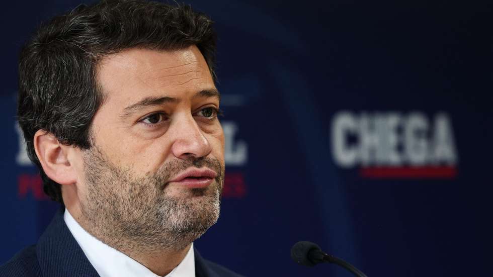 O presidente do Chega, André Ventura, fala numa conferência de imprensa no final da primeira reunião da Comissão Política Nacional, na sede do partido, em Lisboa, 06 de março de 2023. TIAGO PETINGA/LUSA