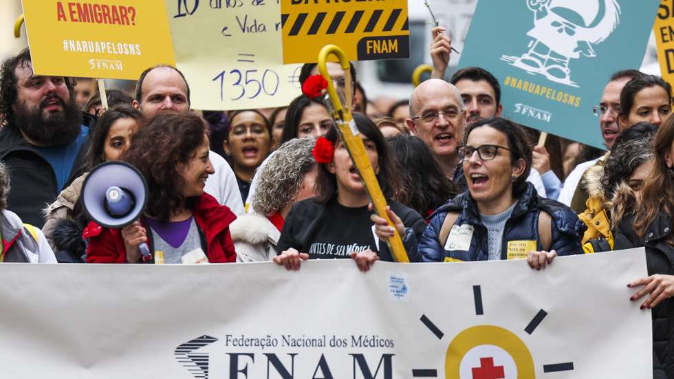 Médicos manifestam-se durante a concentração frente ao Ministério da Saúde, no inicio da greve nacional de dois dias, convocada pelos sindicatos dos médicos do Norte, da Zona Centro e da Zona Sul, estruturas que integram a Federação Nacional dos Médicos (FNAM), "em resposta à falta de compromisso, por parte do Ministério da Saúde, em negociar as grelhas salariais e na falta de medidas para salvar o Serviço Nacional de Saúde (SNS)", em Lisboa, 08 de março de 2023. ANDRÉ KOSTERS/LUSA