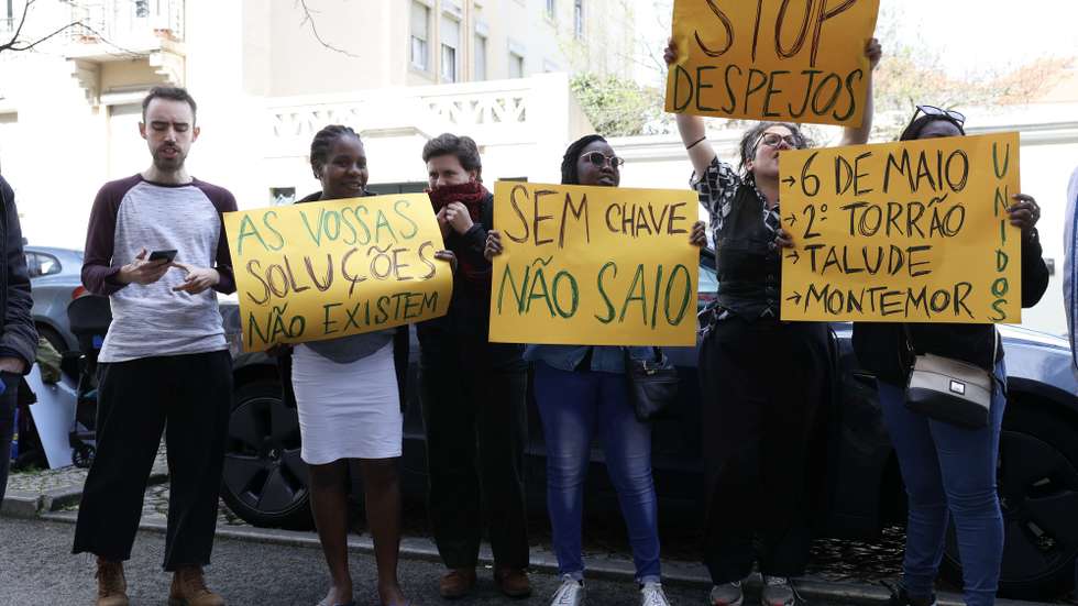 Representantes de vários bairros da Área Metropolitana de Lisboa, nomeadamente do Talude (concelho de Loures), do Segundo Torrão (Almada), do 6 de Maio (Amadora) e Montemor (Loures), manifestam-se à porta do Ministério da Habitação, exigindo uma reunião com a ministra, para pôr fim aos despejos em vários bairros, ao “realojamento já” e que não haja “nem mais um despejo”, em Lisboa, 13 de março de 2023. MIGUEL A. LOPES/LUSA