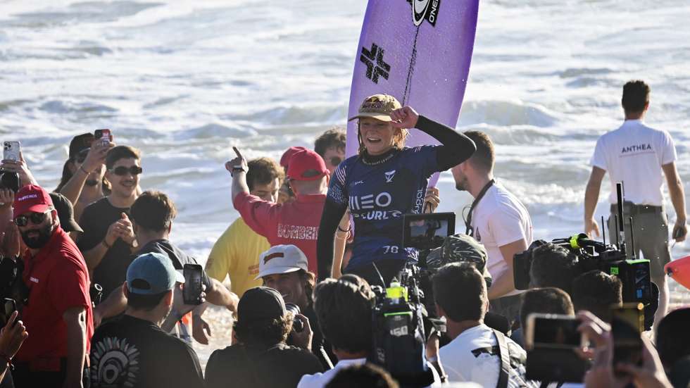 epa10522646 American surfer Caitlin Simmers celebrates with fans after winning the Meo Rip Curl Pro Portugal surfing event as part of the World Surf League (WSL) Championship Tour at Supertubos Beach, Peniche, Portugal, 14 March 2023.  EPA/CARLOS BARROSO
