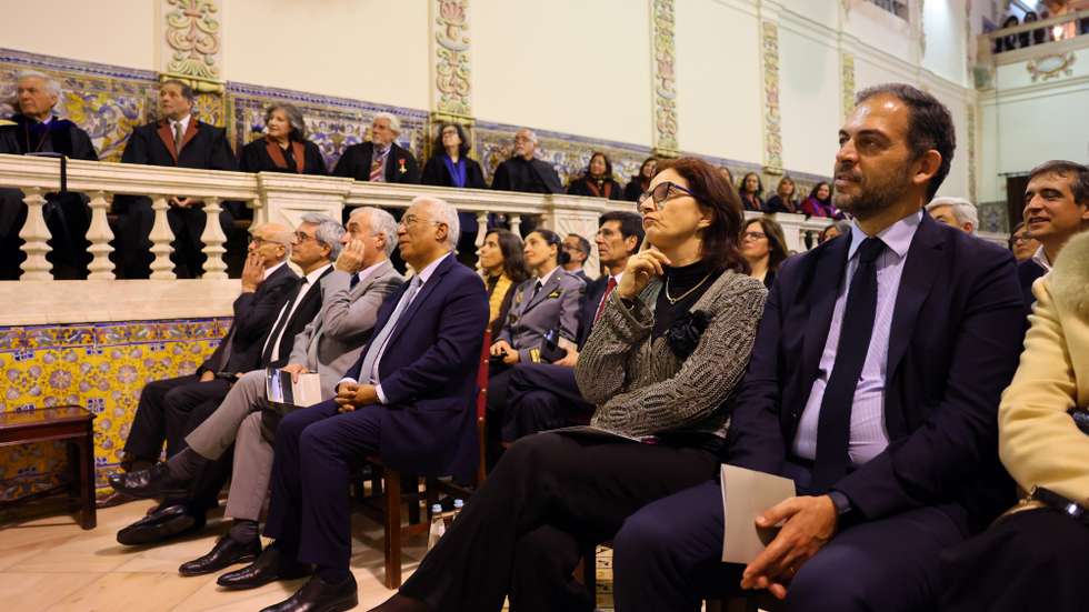 O primeiro-ministro, António Costa (4-E), a ministra da Ciência, Tecnologia e Ensino Superior, Elvira Fortunato (2-D), o ministro do Ambiente e da Ação Climática, Duarte Cordeiro (D), durante a cerimónia de atribuição do Doutoramento Honoris Causa pela niversidade de Évora (UÉ), ao arquiteto João Luís Carrilho da Graça, Évora, 16 de março de 2023. NUNO VEIGA/LUSA