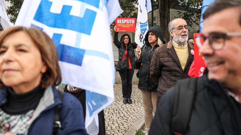 Manifestantes protestam em dia da greve nacional dos trabalhadores da Função Pública, convocada pela Frente Comum e Sindicatos da Administração Pública/CGTP-IN e que tem como reivindicações centrais: aumento imediato dos salários a todos os trabalhadores; reforço dos Serviços Públicos; valorização das carreiras; revogação do sistema integrado de gestão e avaliação do desempenho na Administração Pública (SIADAP); e controlo dos preços dos bens essenciais e taxação dos lucros extraordinários, em Lisboa, 17 de março de 2023. MIGUEL A. LOPES/LUSA