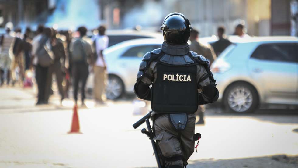 A polícia moçambicana está a dispersar com gás lacrimogéneo uma marcha em Maputo de homenagem ao 'rapper' de intervenção social Azagaia, que morreu há uma semana vítima de doença, Moçambique, 18 de março de 2023. LUIS MIGUEL FONSECA/LUSA
