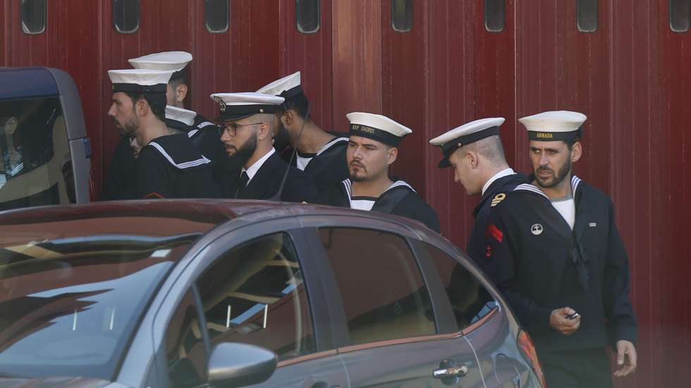 Os militares que se recusaram a embarcar no navio Mondego, alegando falta de segurança, à chegada para serem ouvidos pela Polícia Judiciária Militar (PJM), em Lisboa, no âmbito de inquérito criminal após participação feita pela Marinha, Lisboa, 20 de março de 2023. O NRP (Navio da República Portuguesa) Mondego não cumpriu na noite do passado dia 11 uma missão de acompanhamento de um navio russo a norte da ilha do Porto Santo, na Madeira, porque 13 dos militares da guarnição (quatro sargentos e nove praças) se recusaram embarcar por razões de segurança. ANTÓNIO PEDRO SANTOS/LUSA