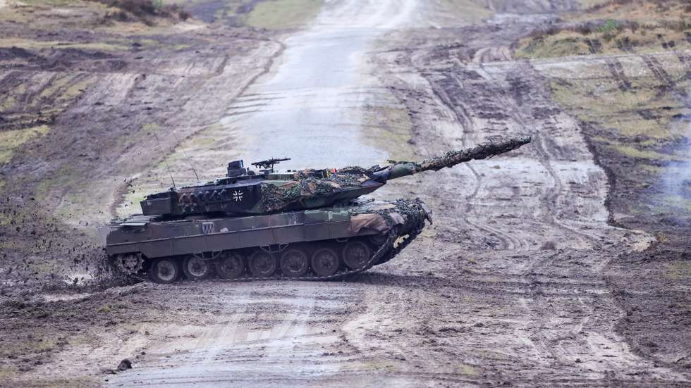 epa10442778 A 'Leopard 2 A6' battle tank in action during a visit of German Defense Minister Pistorius (not pictured) to German armed forces Bundeswehr soldiers of the tank battalion 203 in Augustdorf, Germany, 01 February 2023. According to the German government's decision to supply 14 Leopard 2 tanks to Ukraine, Pistorius got informed about the performance of the weapon system.  EPA/FRIEDEMANN VOGEL