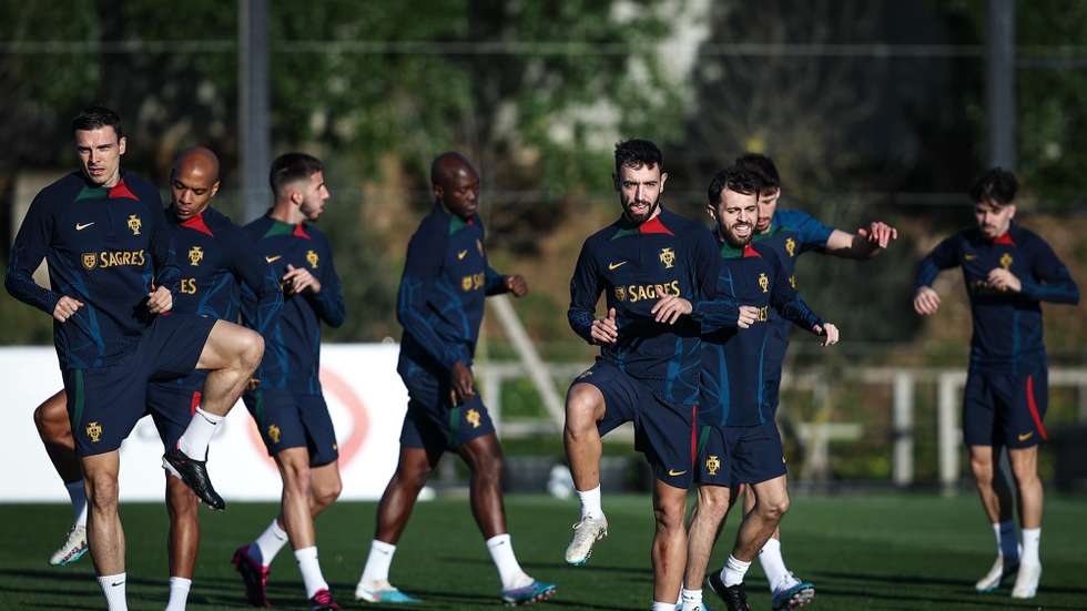 Portugal soccer team players warming up during a training session at Cidade do Futebol in Oeiras, outskirts of Lisbon, Portugal, 21 March 2023. Portugal will play his Euro 2024 Group J qualifying soccer match with Liechtenstein next Thursday at Alvalade Stadium in Lisbon. RODRIGO ANTUNES/LUSA