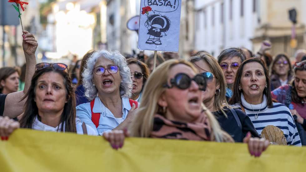 Professores durante a ação de protesto para contestar a limitação do direito à greve, imposta pelo Ministério da Educação e alertar para as dificuldades vividas na profissão, com a desvalorização da carreira docente, em Coimbra, 24 de março de 2023. PAULO NOVAIS/LUSA