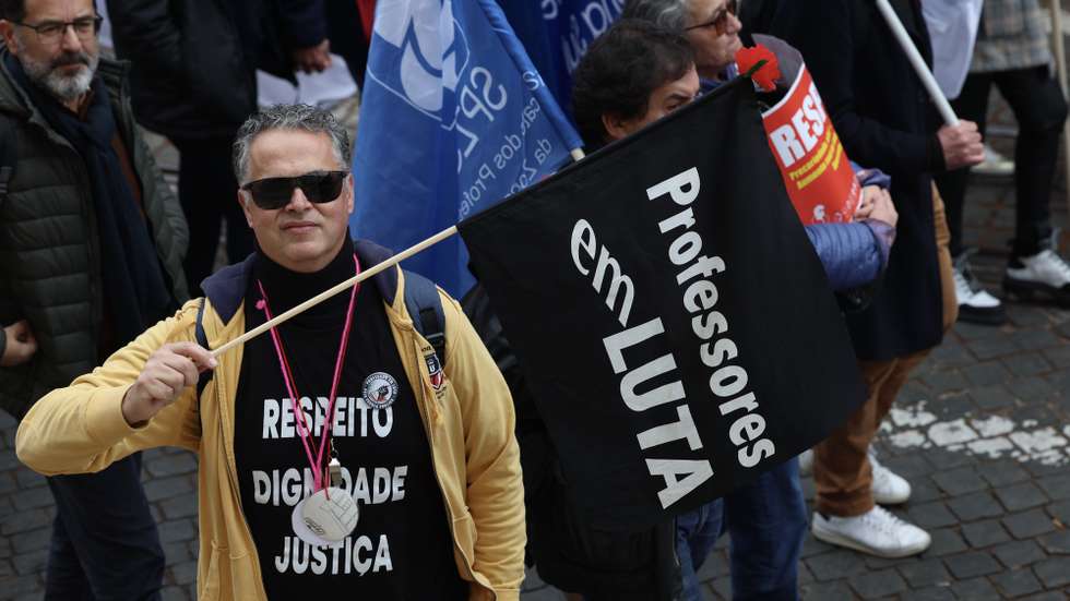 Manifestação de professores convocada por oito estruturas sindicais: Associação Sindical de Professores Licenciados (ASPL), Federação Nacional de Professores (FENPROF), Federação Nacional de Educação (FNE), Pró- Ordem dos Professores, Sindicato dos Educadores e Professores Licenciados (SEPLEU), Sindicato Nacional dos Profissionais da Educação (SINAPE), Sindicato Nacional e Democrático dos Professores (SINDEP), Sindicato Independentes de Professores e Educadores (SIPE) e Sindicato Nacional Dos Professores Licenciados pelos Politécnicos e Universidades (SPLIU).esta tarde  no Rossio, com desfile para a Assembleia da República, 04 de março de 2023. ANTÓNIO COTRIM/LUSA
