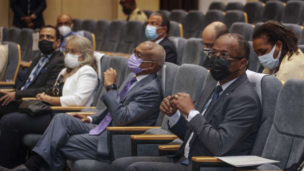 O Presidente da República de Cabo Verde, José Maria Neves (C), e o primeiro-ministro, José Ulisses Correia e Silva (2D), momentos antes da comunicação conjunta ao país sobre situação epidemiológica, na Cidade da Praia, Cabo Verde, 5 de janeiro de 2022. ELTON MONTEIRO/ LUSA
